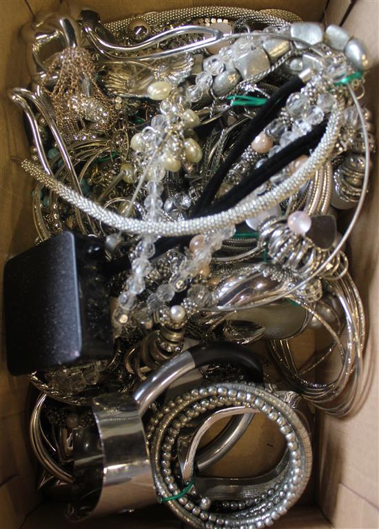 Costume jewellery(-)